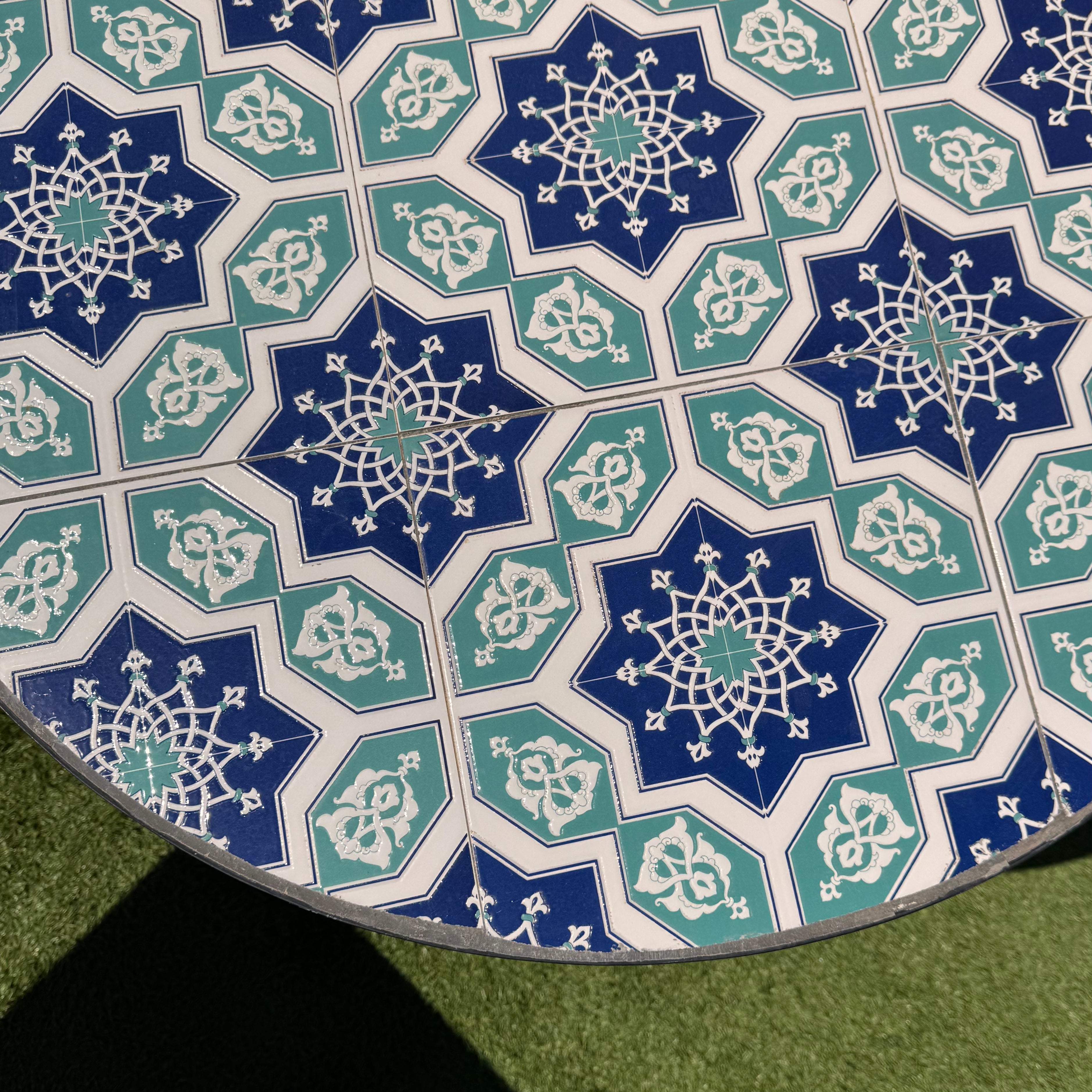 Tavolo rotondo da giardino in metallo con mosaico - Capri