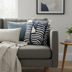 Cuscino bianco con ricamo astratto blu 45x45 cm