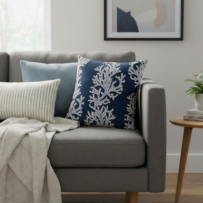 Cuscino blu e bianco con ricamo corallo marino 45x45 cm