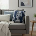 Cuscino blu e bianco con ricamo corallo marino 45x45 cm