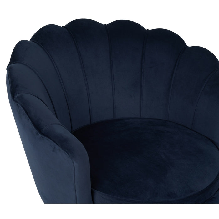 Set poltrona e pouf in velluto con gambe in metallo cromato oro